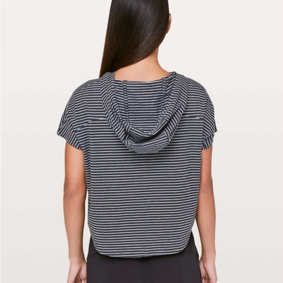 🌟SALE🌟 Lululemon knot gonna fly tee hood​​​​ - Picture 2 of 10